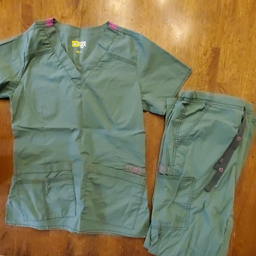 Wonder Wink green scrub set